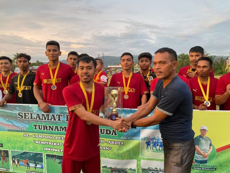 Pj Keuchik Aguslan saat menyerahkan Trophy juara 1 untuk klub Padang Ban Fc