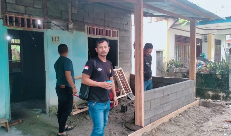 Sejumlah awak media saat mengunjungi pengerjaan rehab rumah Nek Saumi di Desa Suka Damai, Kecamatan Lembah Sabil, Kabupaten Abdya.