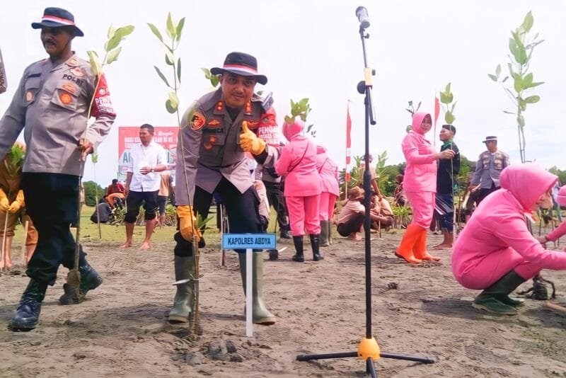 Kapolres Abdya, AKBP Dhani Catra Nugraha SH, SIK, HM saat menanam Mangrove di Desa Lama Tuha, Kacamatan Kuala Batee, Kabupaten Abdya.