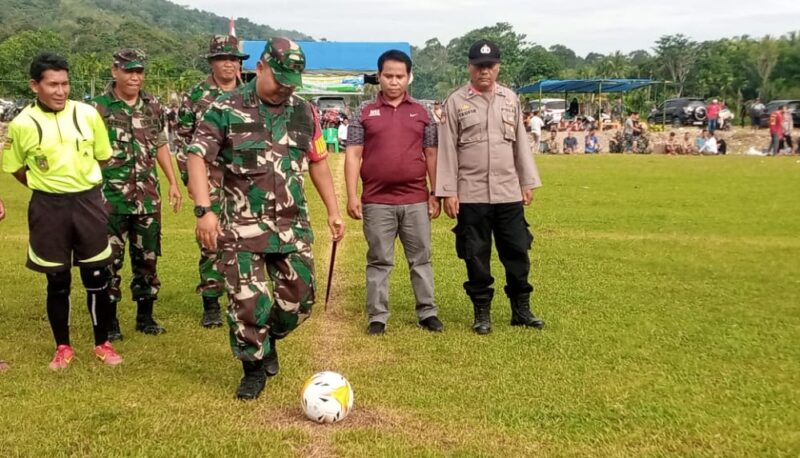 Dandim 0110/Abdya, saat melakukan tendangan pertama yang menandakan turnamen sudah bergulir