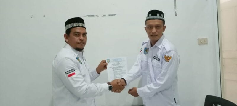 Koordinator Wilayah Pantai Barat Selatan Aceh, Juanhar (kiri) saat menyerahkan SK Apdesi kepada Ketua Forum Keuchik Abdya yang berlangsung di Nagan Raya, Senin (24/10).