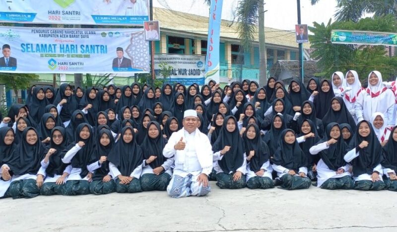 Pj Bupati Abdya Darmansah saat foto bersama dengan santri di Dayah Pesantren Jabal Nur Jadid, Kabupaten Abdya 