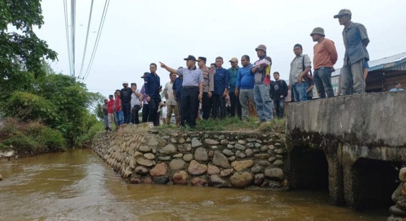 Pj Bupati Abdya Darmansah bersama sejumlah petani saat melakukan pengecekan ke area saluran sawah
