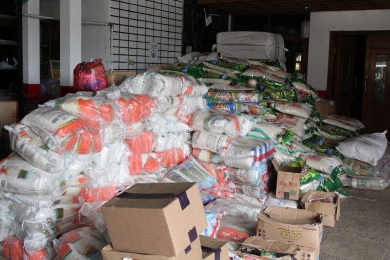 Distribusi bantuan kemanusiaan untuk korban gempa Kabupaten Cianjur di Desa Mangunkerta, Kecamatan Cigunang, Kabupaten Cianjur, Jawa Barat, Sabtu (26/11)