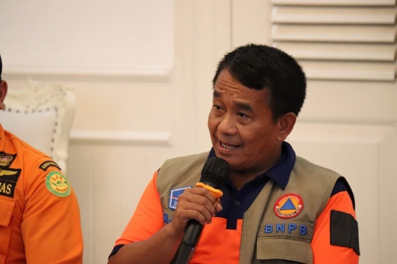 Deputi Bidang Penanganan Darurat BNPB, Mayjen TNI Fajar Setyawan daat memberikan keterangan pers di Pendopo Bupati Cianjur, Sabtu (26/11).