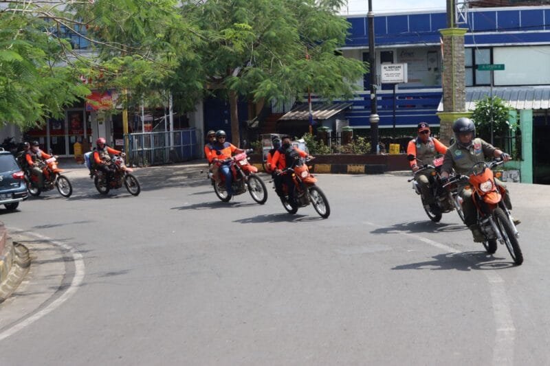 Kepala BNPB Letjen TNI Suharyanto (kanan depan) menggunakan sepeda motor menuju Desa Cibodas, Kecamatan Pacet, Kabupaten Cianjur, Provinsi Jawa Barat, Minggu (27/11).