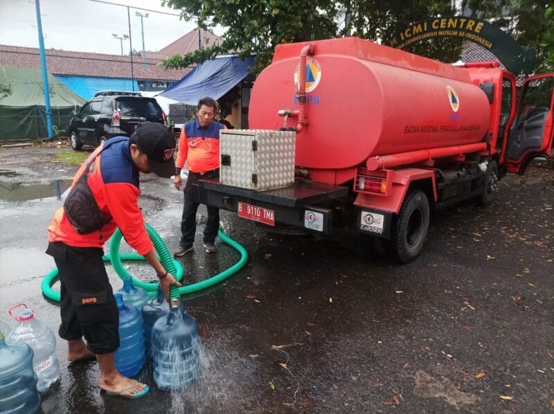 Tim BNPB melakukan penyaluran air bersih kepada warga terdampak gempa  di Kecamatan Cianjur, Kabupaten Cianjur, Jawa Barat pada Senin (28/11).