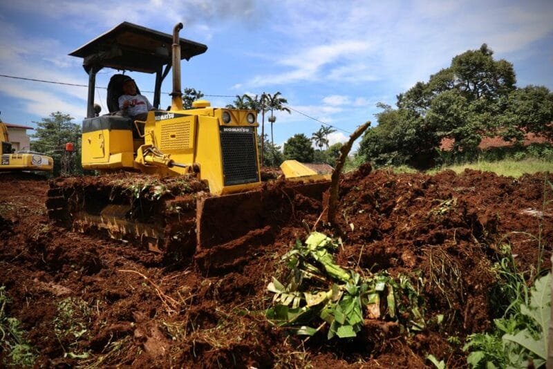 Petugas dibantu alat berat membuka lahan untuk lokasi relokasi Hunian Tetap bagi warga terdampak gempabumi M 5.6 Cianjur di Desa Sinargalih, Kecamatan Cilaku, Rabu (30/11).