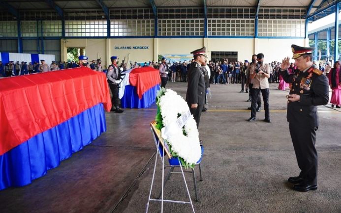 Foto/sumber: Kapolri Jenderal Listyo Sigit Prabowo memimpin upacara proses pelepasan jenazah personel Korban Helikopter P-1103 (ntmcpolri_doc)