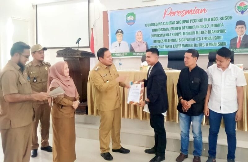 Keterangan Foto : Agus Rizal SE, Direktur BUMDesma Cahaya Sigupai Pesisir, Kecamatan Susoh, saat menerima sertifikat Tranformasi UPK menjadi Bumdesma oleh Pj Bupati Abdya 