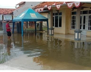 CAPTION : Banjir merendam permukiman warga di kabupaten Pemalang, Jawa Tengah,  pada Jumat (2/12), Foto : BPBD Kabupaten Pemalang.