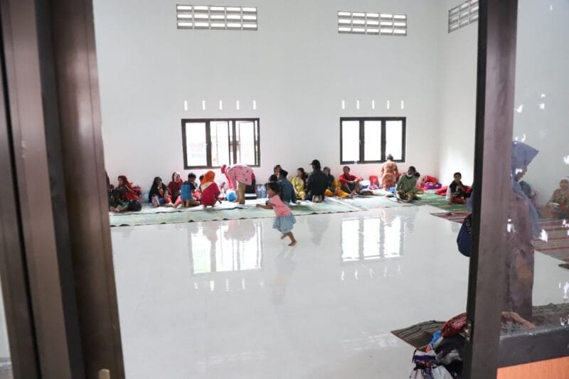 Suasana pengungsian di  Gedung Serbaguna Balai Desa Penanggal, Kecamatan Candipuro, Lumajang ,  (6/12).