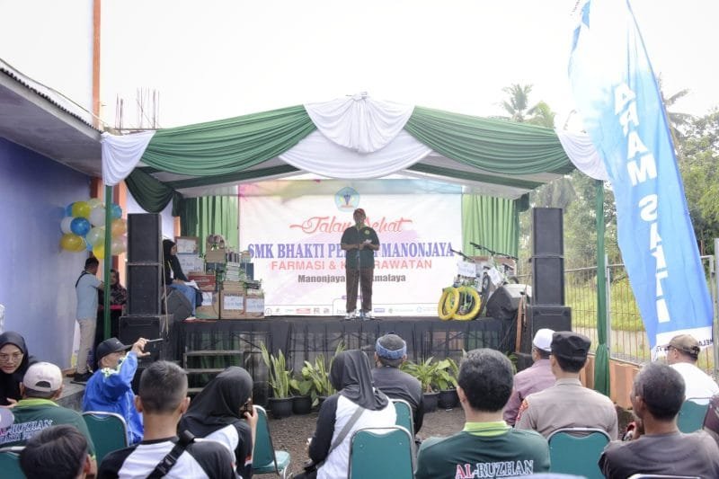 Wakil Gubernur Jawa Barat Uu Ruzhanul Ulum menghadiri dan melepas Gerak Jalan Sehat Bersama SMK Bhakti Pertiwi Manonjaya di Kabupaten Tasikmalaya, Selasa (20/12/22).