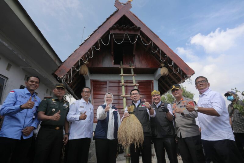 Gubernur Jabar Ridwan Kamil saat meresmikan Ketahanan Pangan Digital Desa (Tapal Desa) Leuit Juara di Kecamatan Cilamaya Kulon, Kabupaten Karawang, Rabu (21/12/22). (Foto: Adpim Jabar)