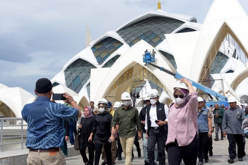 Sekda Provinsi Jabar Setiawan Wangsaatmaja mengecek kesiapan dan memimpin gladi kotor peresmian Masjid Raya Al Jabar di Kota Bandung,Jumat (23/12/22).