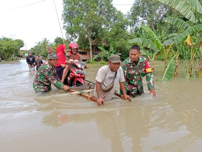 Personil tim gabungan mengevakuasi masyarakat terdampak banjir rob di Kabupaten Pinrang, Sulawesi Selatan, Rabu (28/12).Sumber foto : BPBD Kabupaten Pinrang.