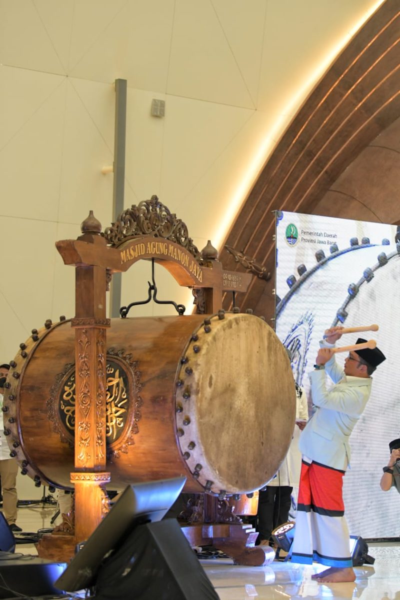 Gubernur Jawa Barat Ridwan Kamil beserta Wakil Gubernur Jawa Barat Uu Ruzhanul Ulum meresmikan Masjid Raya Al-Jabbar di Kota Bandung, Jumat (30/12/22).
