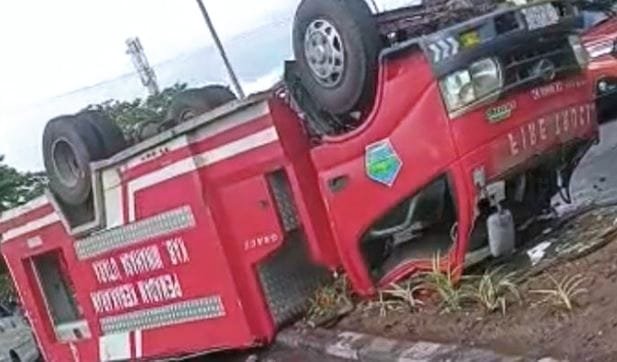 foto|sumber: satu unit Mobil Damkar Milik Pemkab Minahasa Utara Terguling | ntmcpolri, (doc).