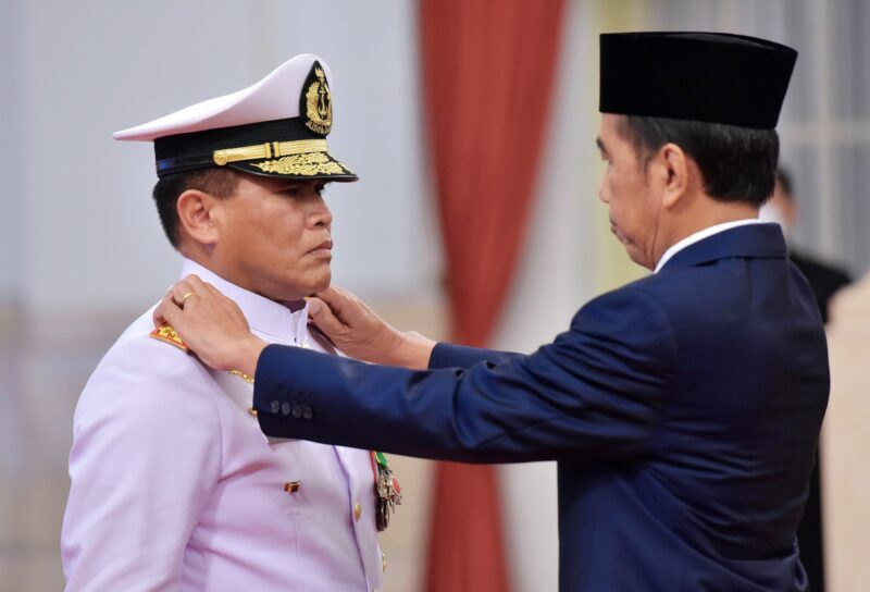 Presiden Jokowi melantik Laksamana TNI Muhammad Ali menjadi Kepala Staf Angkatan Laut (KSAL). di Istana Negara Jakarta, Rabu (28/12/22) (Foto: Humas Setkab)