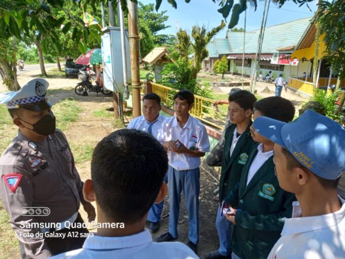 Sumber|foto:ntmcpolri-Bripka Andi Kristanto anggota Sat Lantas Polres Ketapang sosialisasikan Tertib Berlalu Lintas kepada Pelajar, (dok). 