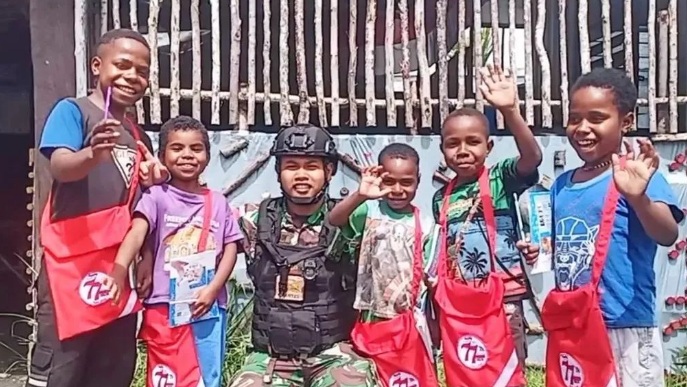 Poto: Anggota Satgas Organik Yonif RK 113/JS 
Bersama anak- anak Distrik Pagaleme Kabupaten Puncak Jaya, (Kodam IM) 