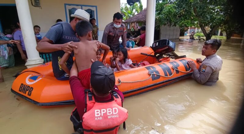 Tim gabungan melakukan evakuasi warga terdampak banjir di Kabupaten Sampang, Jawa Timur, Selasa (2/1).