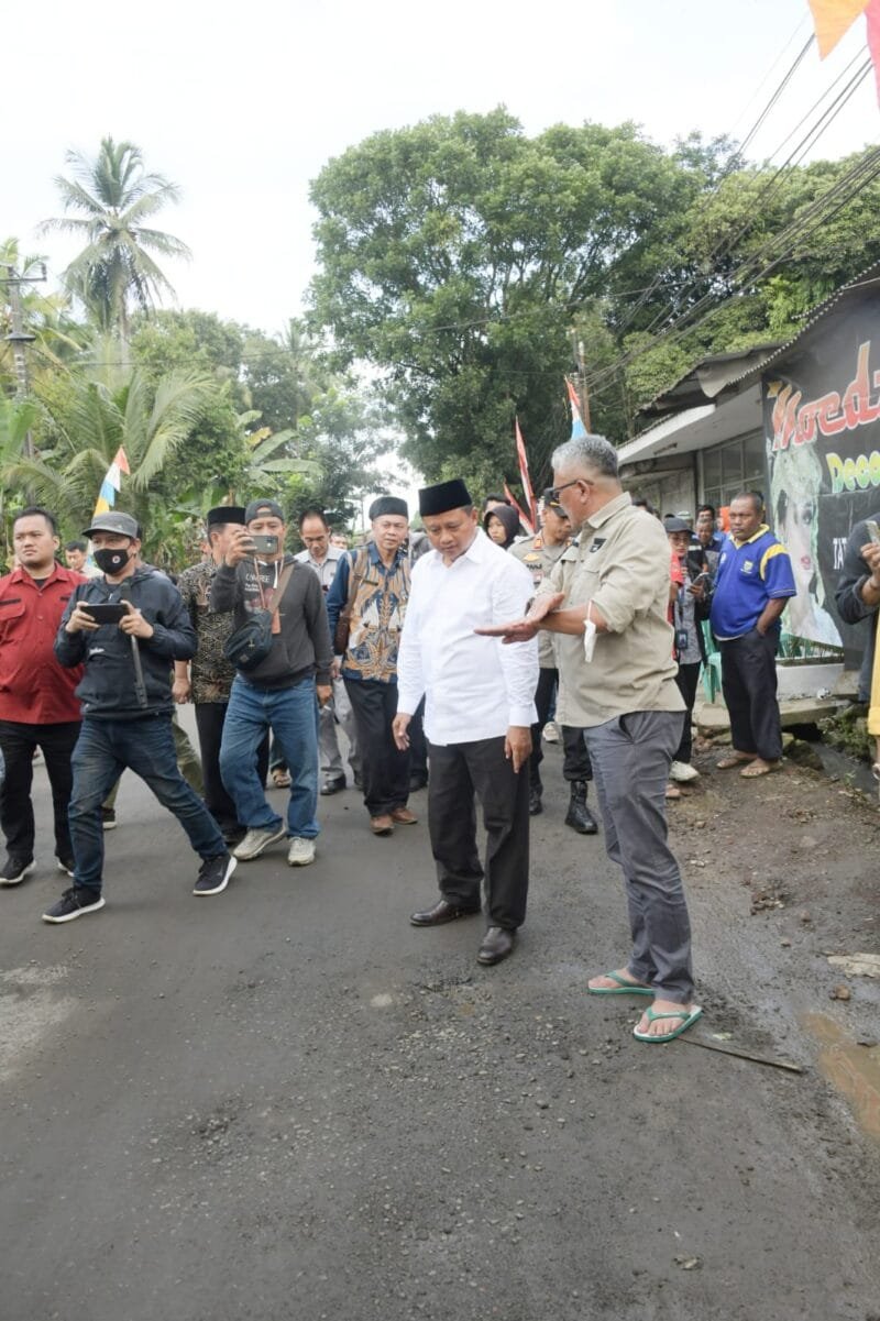 Wakil Gubernur Jawa Barat Uu Ruzhanul Ulum meninjau ruas jalan yang rusak di Kecamatan Cikembar, Kabupaten Sukabumi, Kamis (5/1/2023).