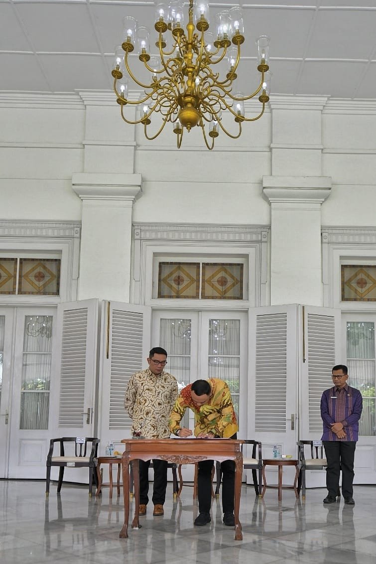 Gubernur Jawa Barat Ridwan Kamil dan Bupati Sijunjung Benny Dwipa Yuswir melakukan Penandatanganan Kesepakatan Bersama terkait Tata Kelola Pemerintahan dan Pengembangan Potensi Daerah di Gedung Pakuan, Kota Bandung, Kamis (5/1/23).