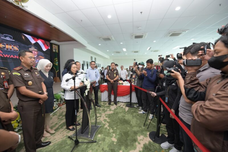 Menteri PPPA I Gusti Ayu Bintang Darmawati saat menghadiri rapat koordinasi putusan perkara Herry Wirawan di Kantor Kejaksaan Tinggi Jabar, Kota Bandung, Senin (9/1/2023). Gubernur Jawa Barat Ridwan Kamil hadir dalam rakor melalui konferensi video.