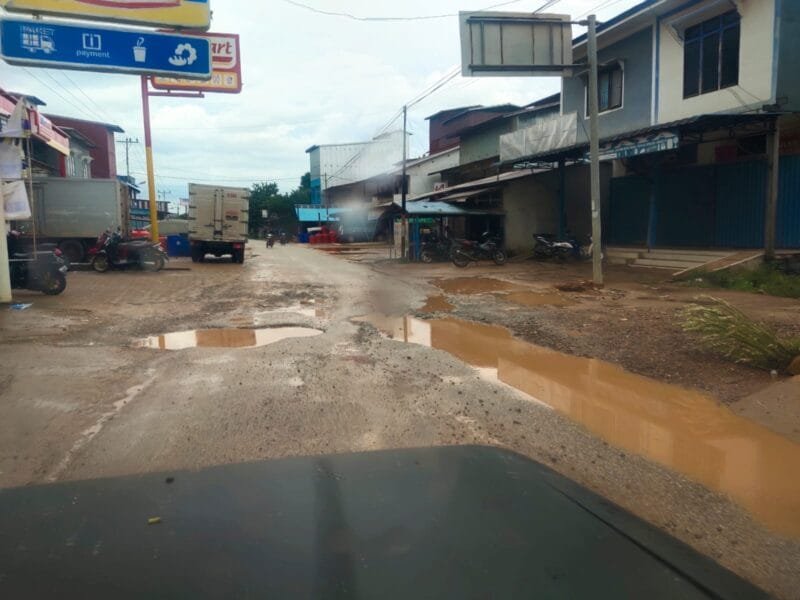 Foto : Tampak Jalan berlobang dan rusak, (supli)