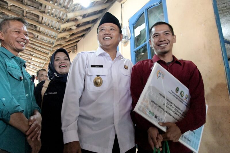 Wagub Jabar Meninjau Rumah Masyarakat Penerima Manfaat CSR Jabar Caang Di Desa Cilembu Kec. Pamulihan Kabupaten Sumedang, Selasa (10/01/23). 