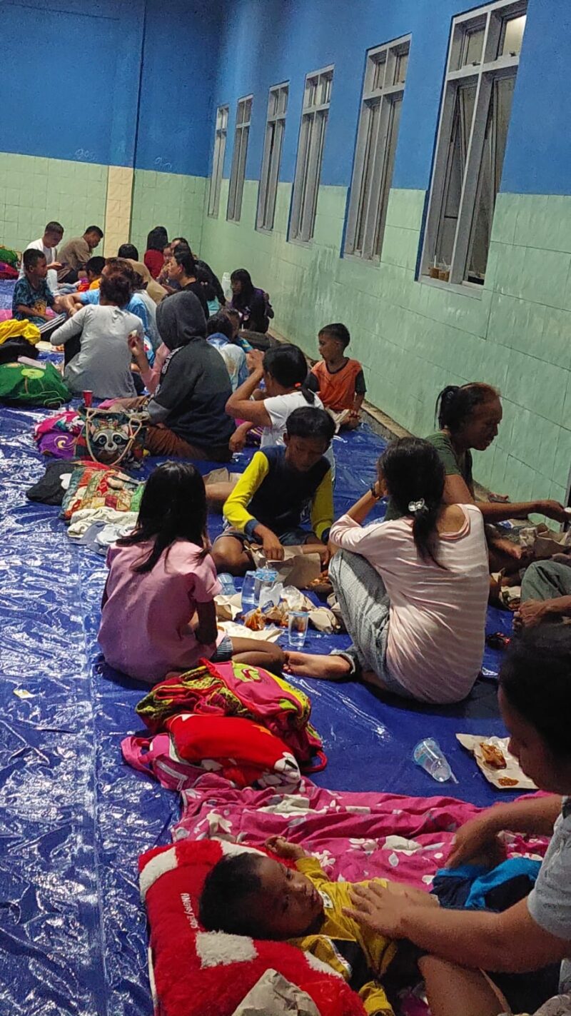 FOTO: Warga beraktivitas di lokasi pengungsian TPI Higenis, Desa Wosia, Kecamatan Tobelo Tengah, Kabupaten Halmahera Utara, Rabu (18/1). Warga mengungsi setelah tempat tinggal mereka terdampak banjir rob yang terjadi bersamaan dengan gempabumi M 7.1.