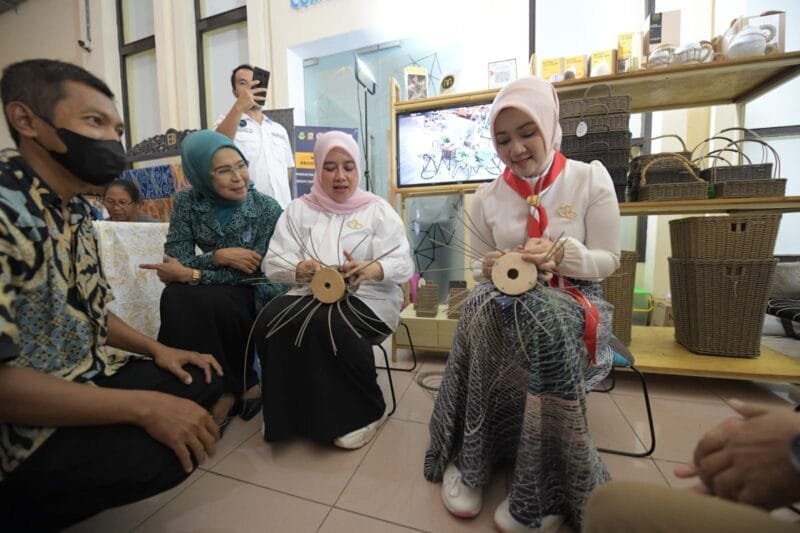 Foto :Ketua  Dekranasda Provinsi Jawa Barat Atalia Praratya Ridwan Kamil meninjau Gelar Produk Dekranasda, UMKM, dan OPOP di Ruang Paseban Kantor Bupati Cirebon, Rabu (25/1/23).