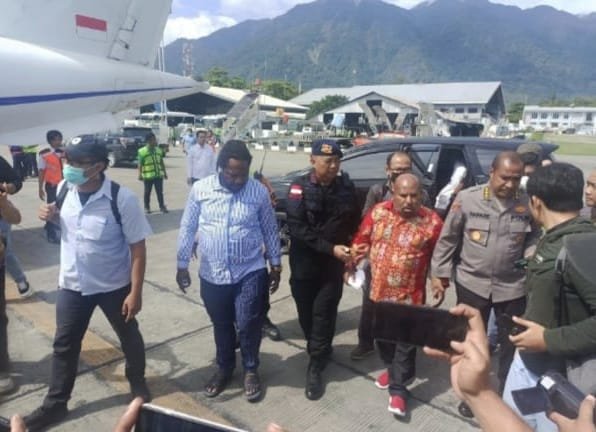 Sumber:InfoPublik|Foto: Gubernur Papua Lukas Enembe dengan pengawalan ketat dievakuasi ke Jakarta (Dok KPK) 