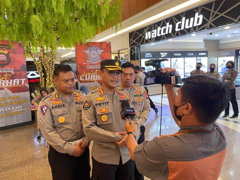 Foto|sumber: Kabid Humas Polda Kalbar - Kombes Pol R. Petit Wijaya, Saat Memberikan Keterangan di Ayani Mega Mall, Jum’at (6/1), tribratanewskalbar, (Ist). 