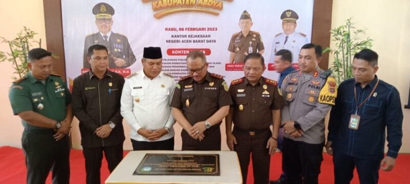 Keterangan fhoto : Kajati Aceh Bambang Bachtiar SH MH didampingi Pj Bupati Abdya H Darmansah SPd MM, Kajari Abdya Heru Widjamitko, SH MH dan Forkopimkab saat mendatangani batu Prasasti balai Napza di Aula gedung serba guna dikompleks Kejari Setempat