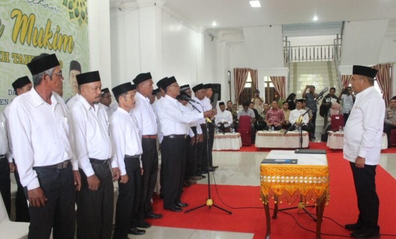 Pj Bupati Abdya Darmansah melantik sebanyak 20 Imum Mukim dalam Kabupaten Abdya di aula Kantor Bupati setempat.