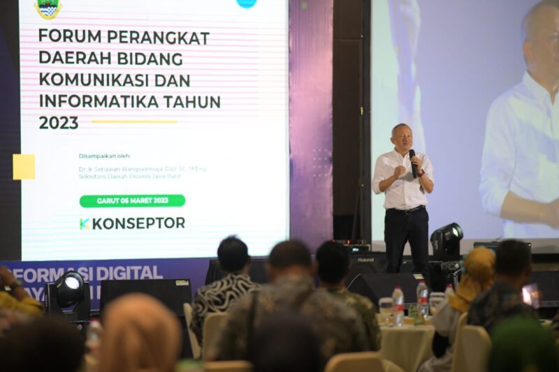 Sekda Jabar Setiawan Wangsaatmaja memberikan sambutan pada Forum Perangkat Daerah Bidang Komunikasi dan Informatika Se-Jabar di Hotel Santika, Kabupaten Garut