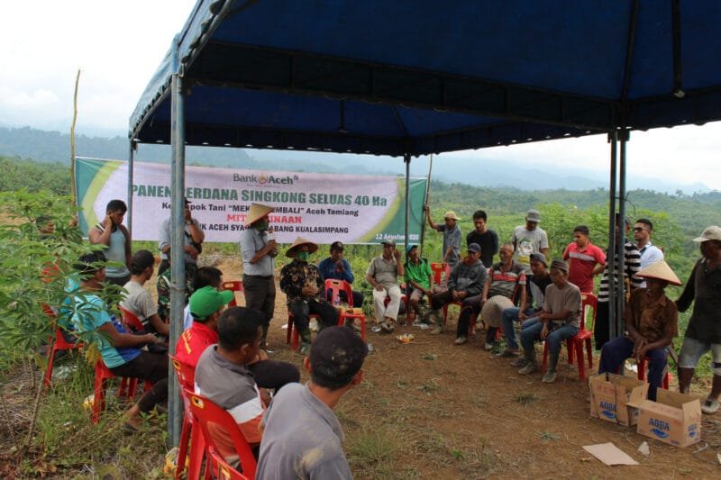 Foto Dokumen : Bank Aceh Cabang Kuala Simpang Melakukan Sosialisasi dan Penandatanganan Akad Pembiayaan Penanaman Singkong Bersama Kelompok Tani Mekar Kembali di Kantor Cabang Kuala Simpang, Aceh Tamiang (13/09/2019).