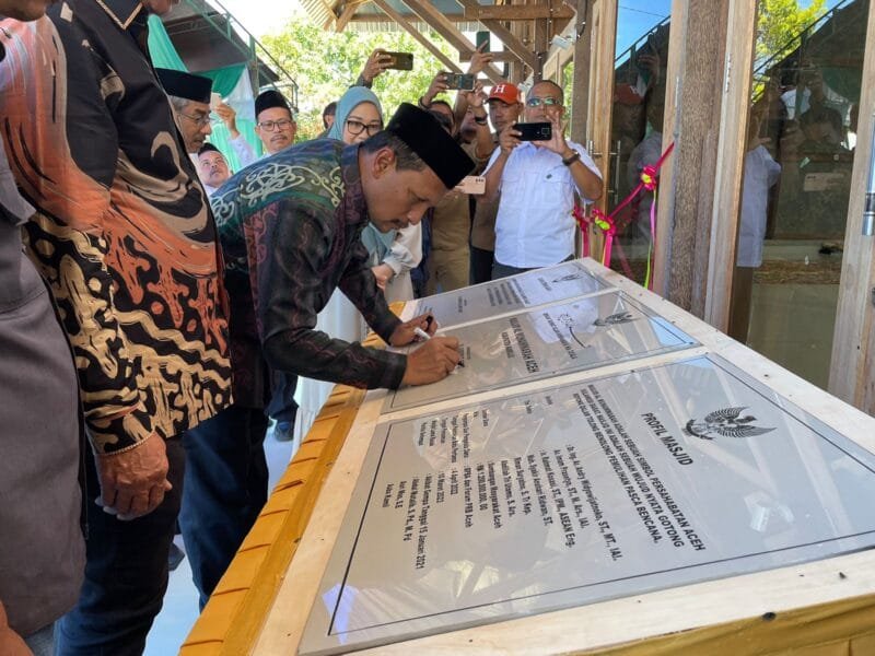 Asisten I Sekda Aceh, Dr. M. Jafar SH, M.Hum didampingi Bupati Mamuju dan Kalaksa BPBA meresmikan penggunaan Masjid Al-Munawwarah di Lingkungan Te'beng, Kelurahan Kasambang, Kecamatan Tapalang, Kabupaten Mamuju, Provinsi Sulawesi Barat, Jumat (10/3/23). Masjid Al-Munawwarah ini dibangun dengan sumber dana bantuan masyarakat dan Pemerintah Aceh pasca Gemba Bumi pada 15 Januari 2021 lalu.