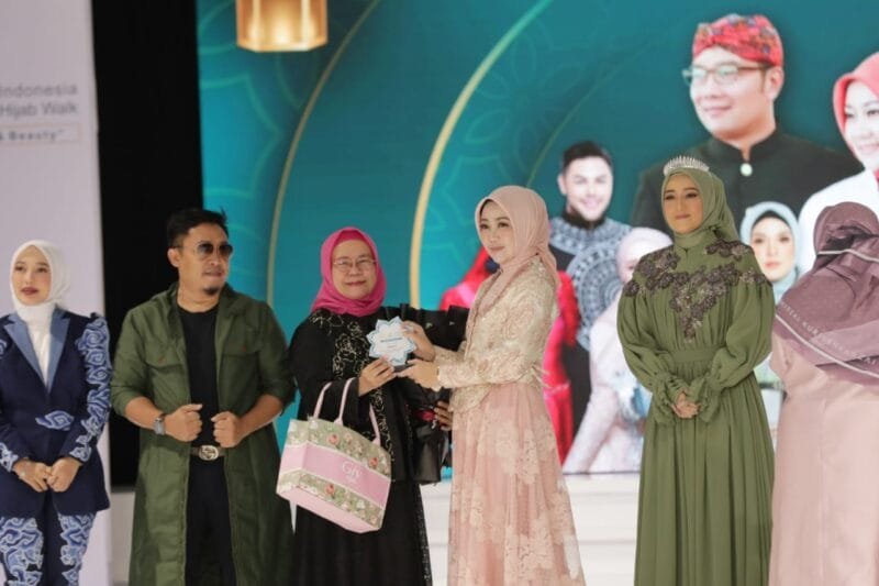 Ketua Dekranasda Provinsi Jawa Barat Atalia Praratya Ridwan Kamil menghadiri acara Indonesia Hijab Walk 2023 di Trans Luxury Hotel, Kota Bandung, Jumat (10/3/2023)