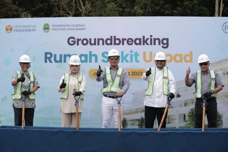 Gubernur Jawa Barat Ridwan Kamil menghadiri peletakan batu pertama Rumah Sakit Pendidikan Universitas Padjadjaran (Unpad) di Kampus Unpad, Jatinangor, Kabupaten Sumedang, Jumat (17/3/23).