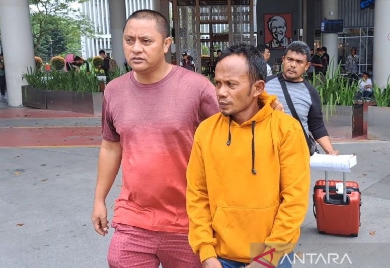 Sumber|foto:sumut.antaranews.Kurir sabu Abdul Adid ( baju kuning) asal Lhoksukon.(ist) 