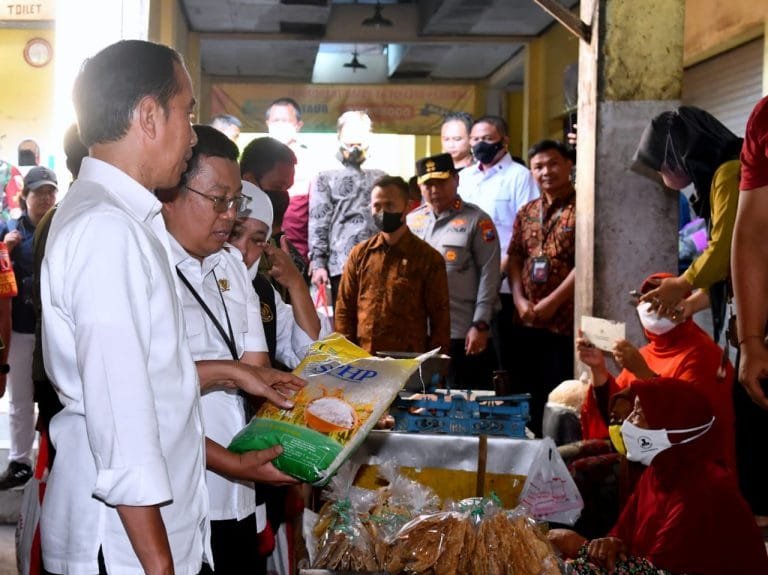 Presiden Jokowi mengunjungi Pasar Beran, Ngawi, Jawa Timur, Sabtu (11/03/23). (Foto: BPMI Setpres)