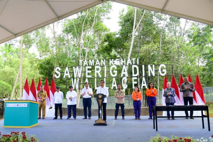 Presiden Jokowi meresmikan Taman Kehati Sawerigading Wallacea, di Kabupaten Luwu Timur, Sulawesi Selatan, Kamis (30/03/2023). (Foto: BPMI Setpres)