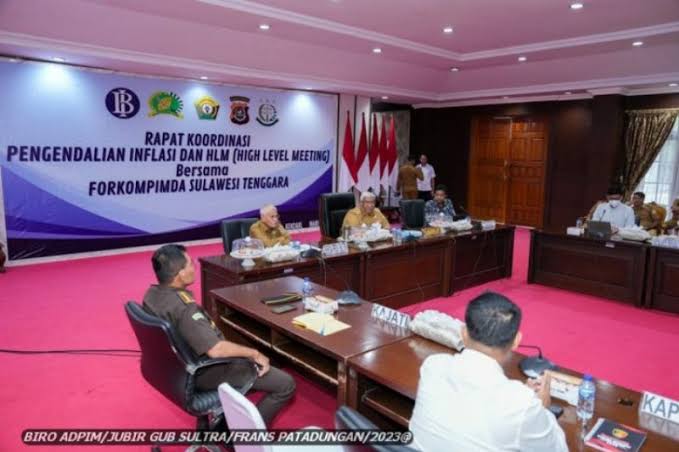 Foto: Gubernur Sultra Ali Mazi memberikan arahan pada Rapat Koordinasi Inflasi Provinsi Sulawesi Tenggara sebagai tindak lanjut kegiatan Rakor Inflasi Kemendagri untuk membahas terkait potensi risiko kenaikan inflasi menjelang hari besar keagamaan nasional (HBKN) Ramadan dan Idulfitri 2023, Selasa (7/3/23) (sumber|foto:InfoPublik-Jubir Gubernur Sultra)