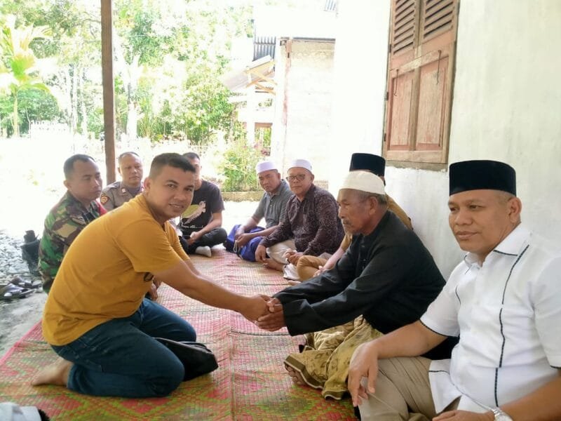 Jimy, Liaison Officer Haji Uma saat memberikan Bantuan Uang tunai kepada keluarga TKI yang meninggal di Malaysia 