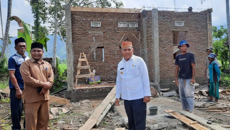 Pj bupati Aceh Barat Daya (Abdya) Darmansah meninjau progres bantuan rumah untuk warga Gampong Muka Blang, Kecamatan Kuala Batee