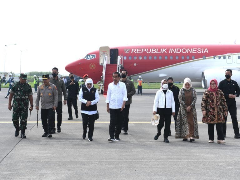 Presiden Jokowi tiba di Bandara Internasional Juanda, Provinsi Jawa Timur pada Kamis (06/04/2023). (Foto: BPMI Setpres/dok)