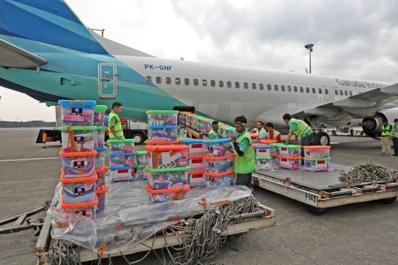 Sejumlah petugas memuat barang dan peralatan bantuan dari Pemerintah Indonesia untuk negara Republik Vanuatu ke dalam bagasi pesawat Garuda Indonesia di Terminal Kargo, Bandara Internasional Soekarno-Hatta, Tangerang, Banten, Senin (8/5)